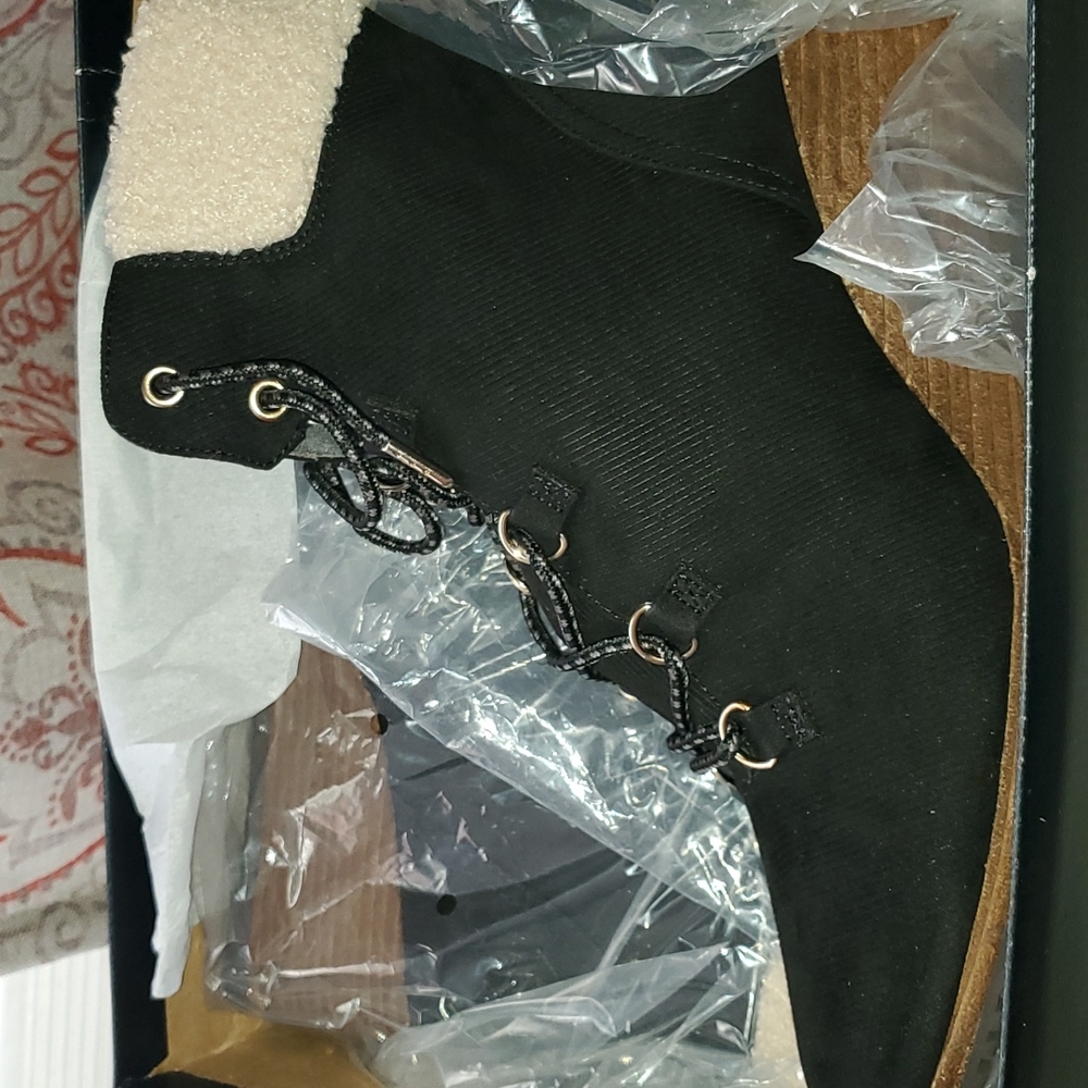 WOMEN'S BLACK SZ 11 DR. SCHOLL'S LINED ANKLE WEDGE BOOTS